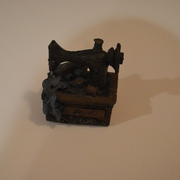 Vintage Storage Box Sewing Machine "Gathering" Porcelain Clay 2 3/4' x 2 1/4' - Picture 3 of 5